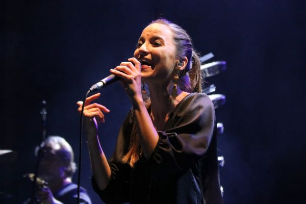 Judit Neddermann performing in Girona in March 2021 (by Gerard Vilà)